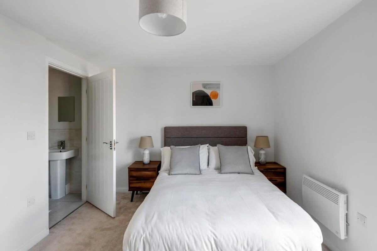 Spacious 1 Bedroom Apartment In A Converted Mill リーズ エクステリア 写真